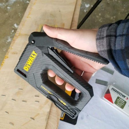 Такер DeWALT с въглеродни влакна